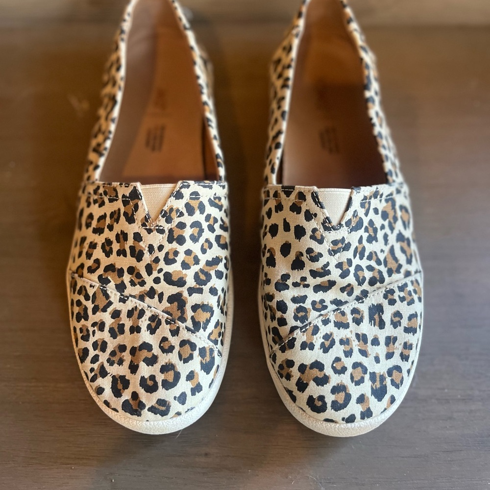 TOMS - Avalon slip ons (Birch Leopard Print) Size 8.5